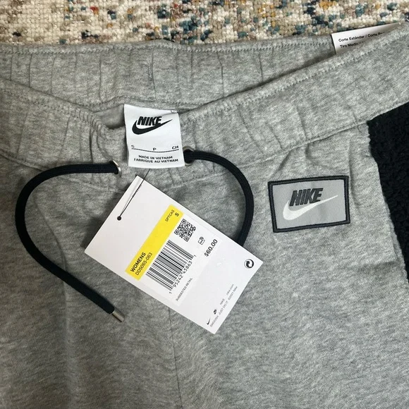 Brand NEW! Women’s Nike sweats. - Picture 2 of 5